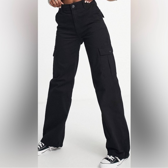 Pull&Bear high waist wide leg cargo pants in black - Picture 1 of 10